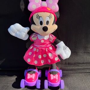 Roller skating Minnie